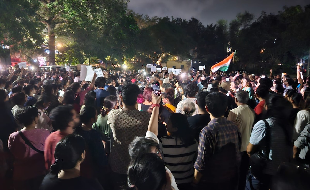 Women, Reclaim the night candlelight vigil at CR Park, Delhi