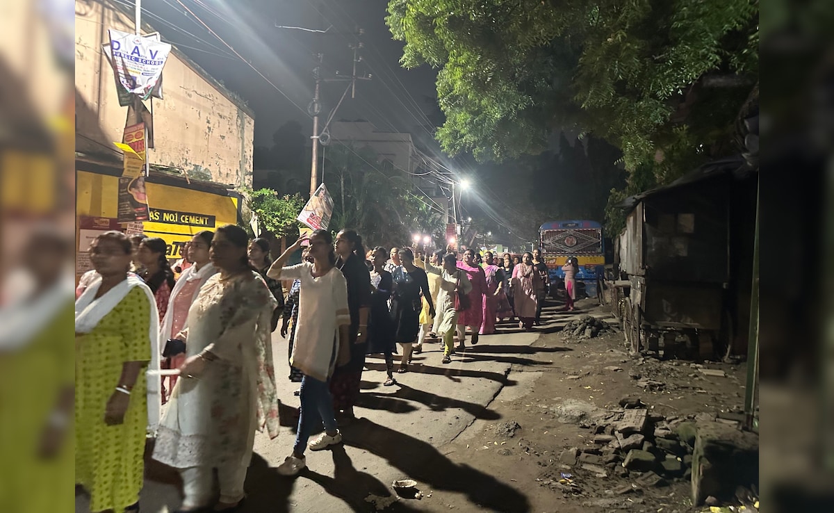 Women march towards the protest venues in Kolkata