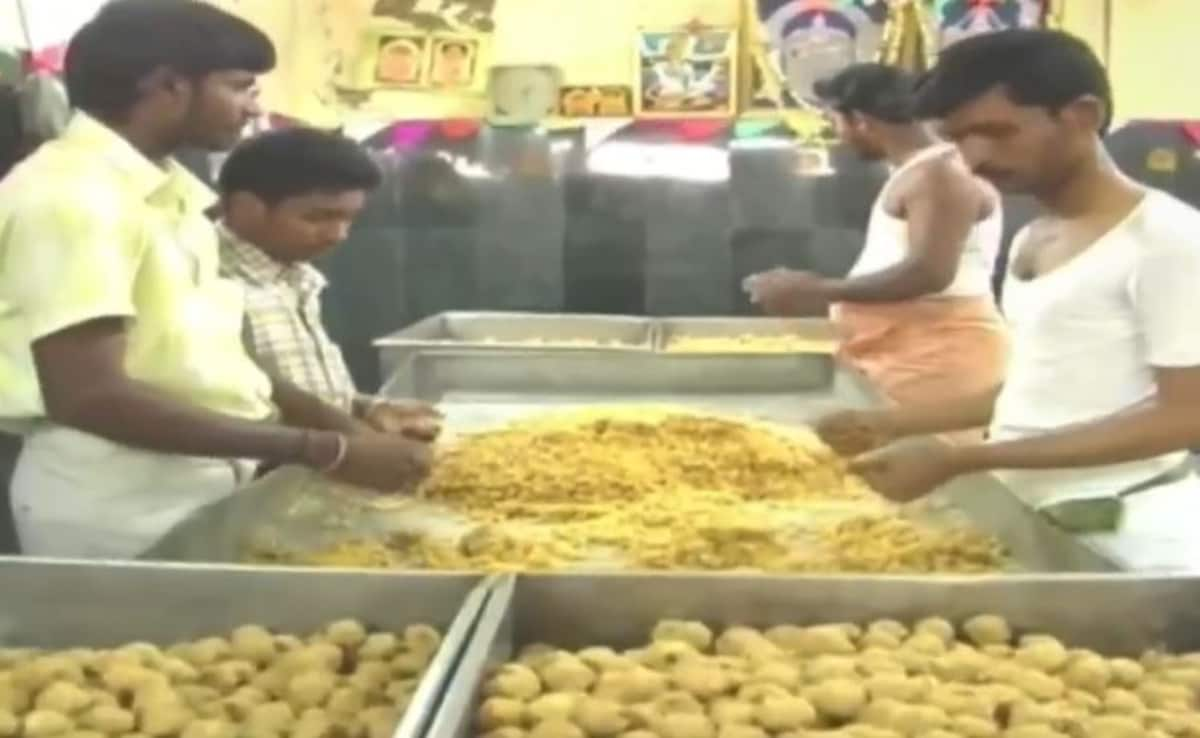 tirupati laddoos being made